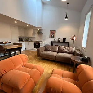 2 Bed 2 Bath With Private Parking Apartamento