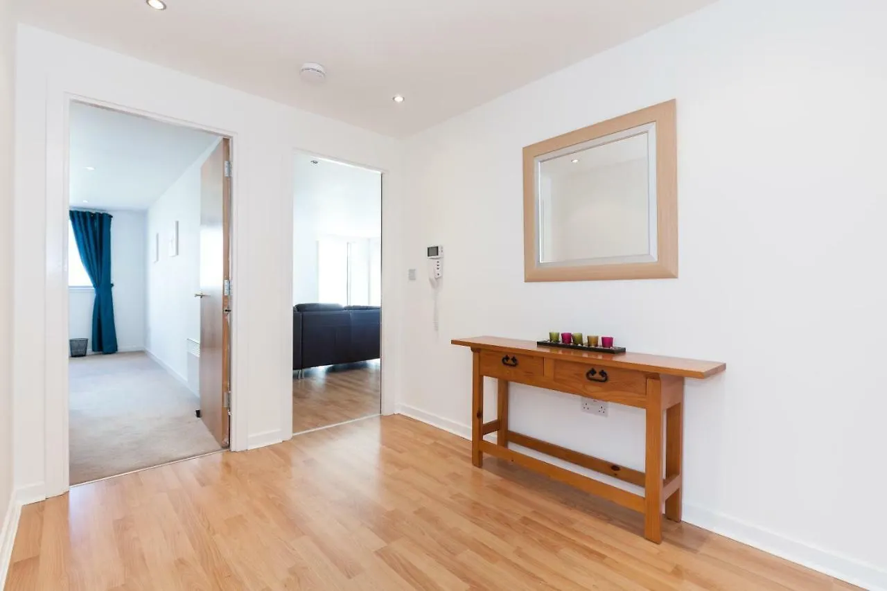 Stylish Garden View Apartment Edinburg
