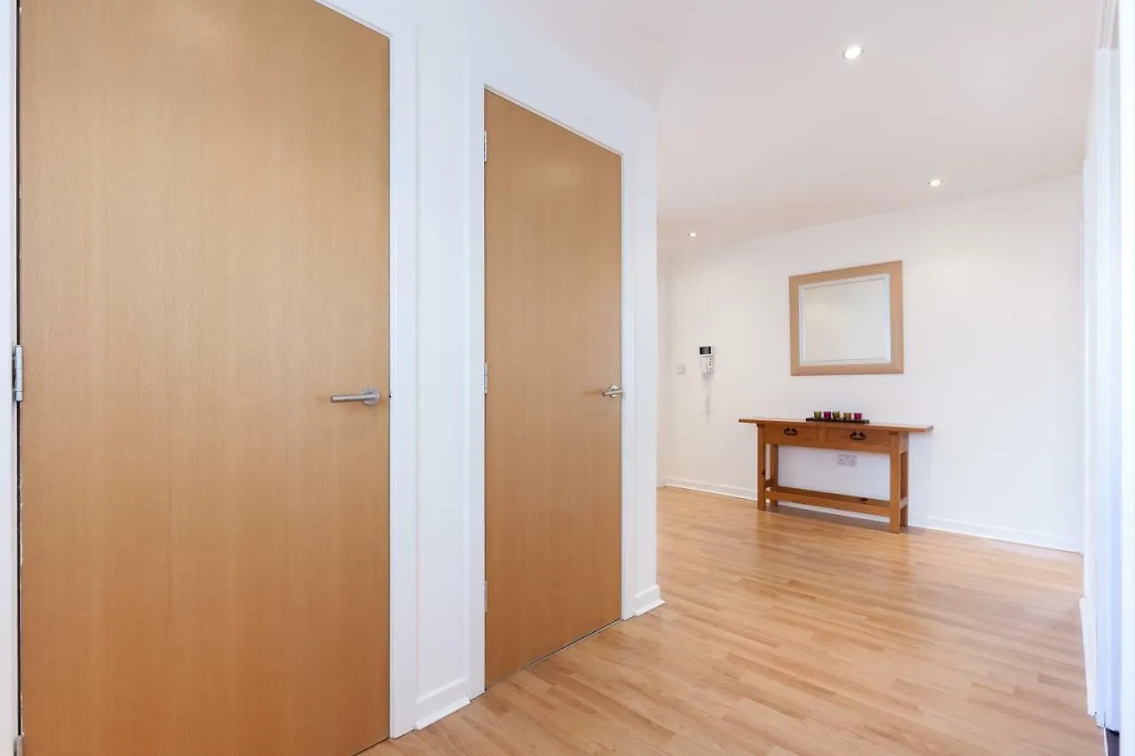 Stylish Garden View Apartment Edinburg