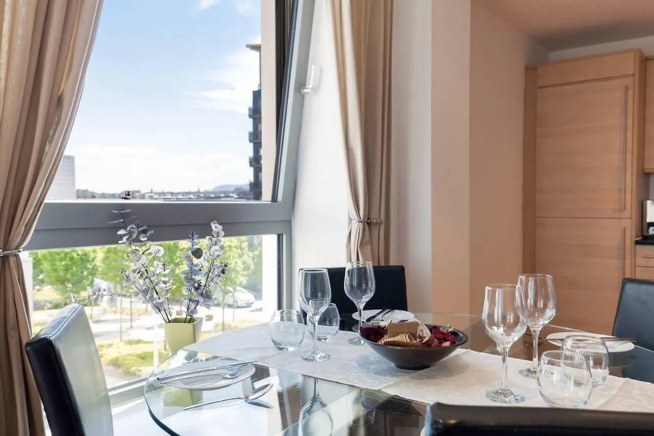Stylish Garden View Apartment Edinburg